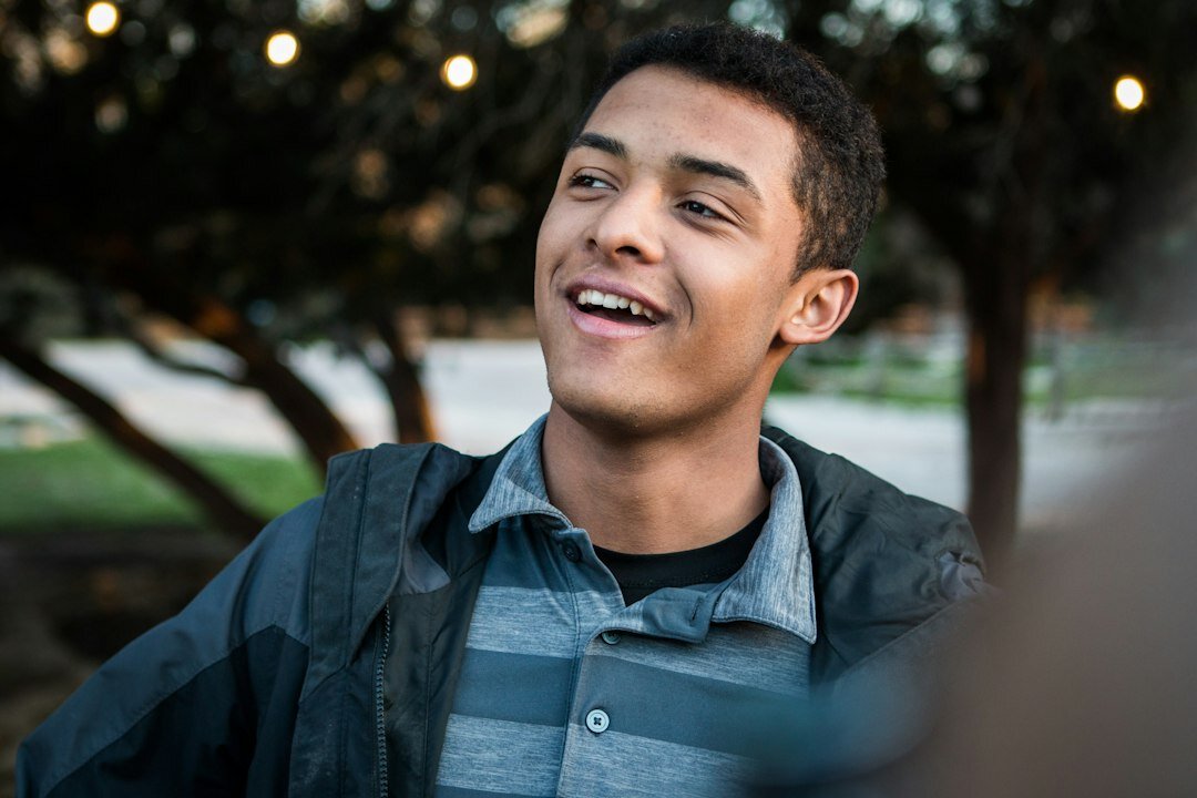 Jovem brasileiro sorrindo em retrato de estúdio