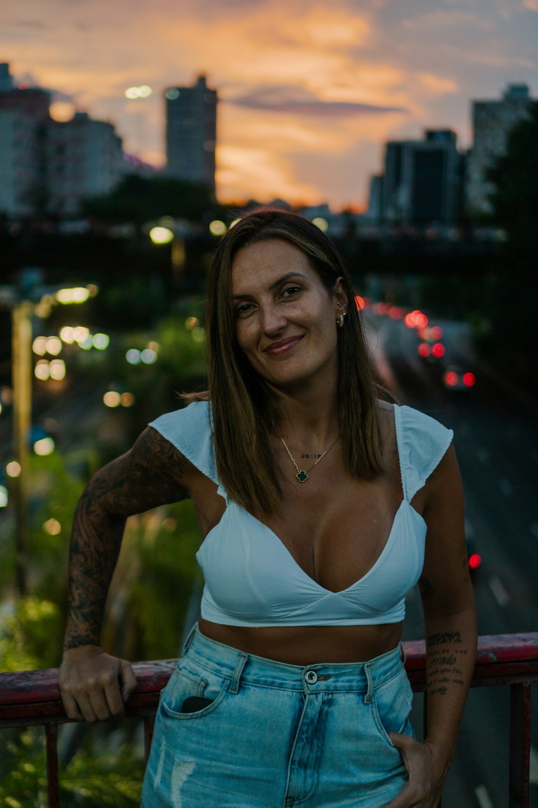 Mulher brasileira sorrindo em foto profissional