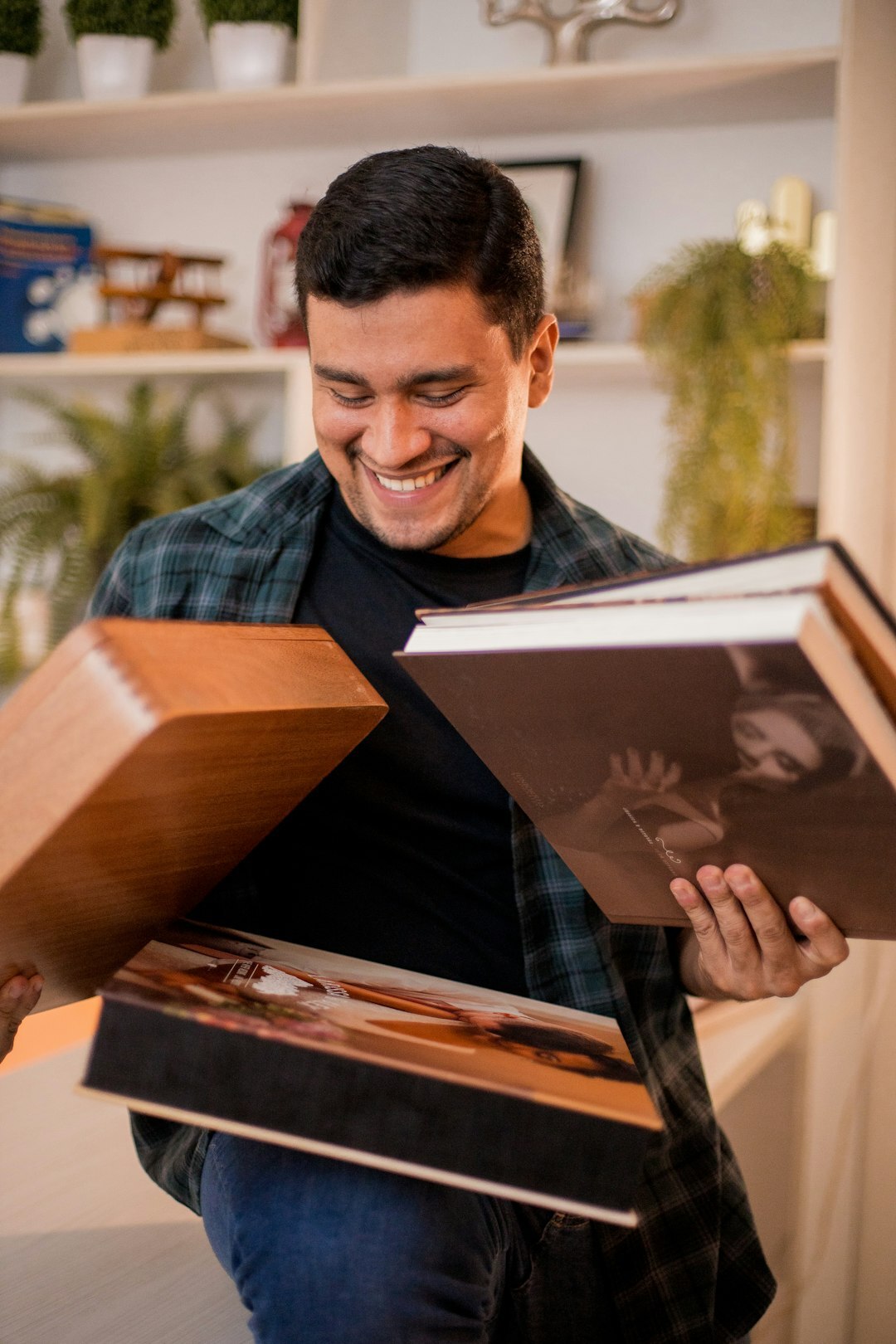 Homem brasileiro sorrindo em foto profissional