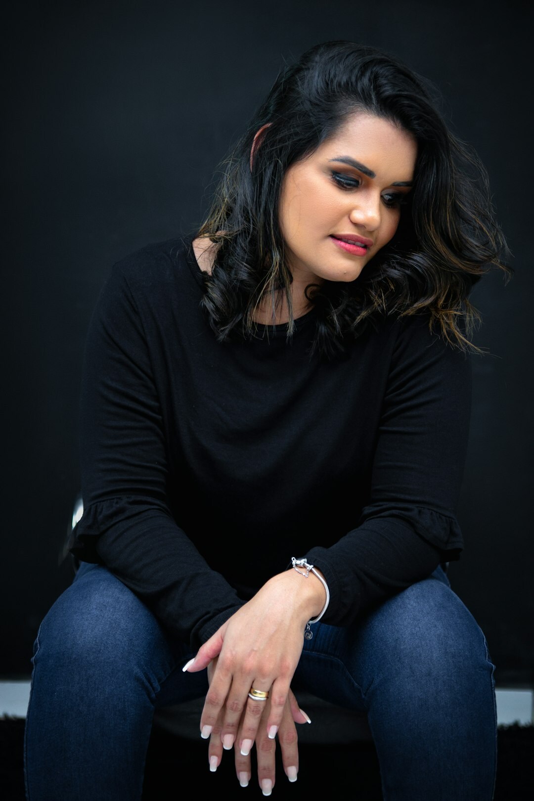 Jovem brasileira sorrindo em retrato de estúdio